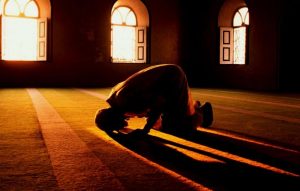 Jangan Sampai Salah! Begini Cara Sholat Sambil Duduk Ketika Sakit
