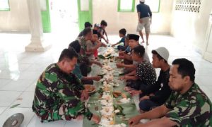 Akrab, TNI Bersama Warga Cibadak Cibeber Tak Ada Sekat Makan Siang di Lokasi TMMD
