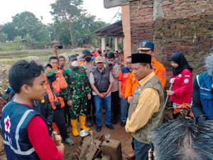 Kunjungi Korban Banjir Garut, Uu Serahkan Bantuan Untuk Para Korban
