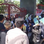 Para aktivis Cianjur geruduk kepung kantor Pendopo Pemkab Cianjur, unras soal pelayanan publik adanya dugaan praktik percaloan. (Foto: Mul/JABARNEWS)