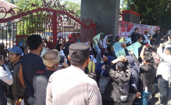 Para aktivis Cianjur geruduk kepung kantor Pendopo Pemkab Cianjur, unras soal pelayanan publik adanya dugaan praktik percaloan. (Foto: Mul/JABARNEWS)