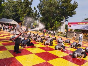 Hari Bhayangkara ke-76, Puluhan Personel Polres Purwakarta Dapat Hadiah Kenaikan Pangkat
