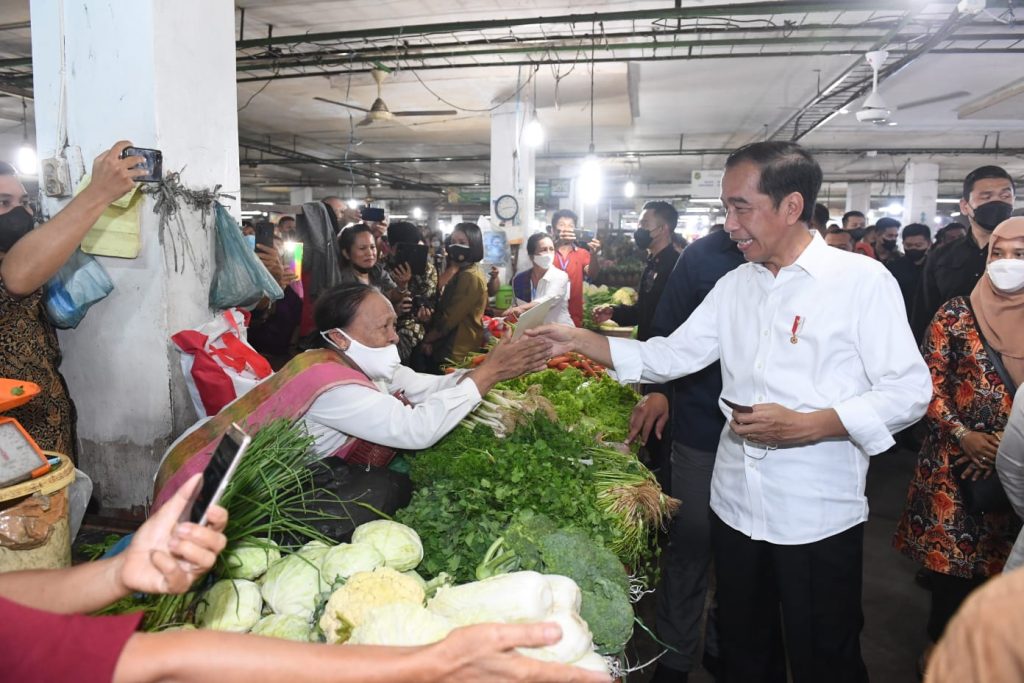 Presiden dan Ibu Iriana Serahkan Bansos dan Beli Sate di Pasar Petisah Medan