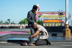 Terharu, Anak Sopir Angkot Bandung Jadi Lulusan Terbaik di SPN Polda Jabar