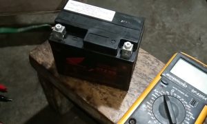 Mudah Untuk Ditiru! Begini Cara Mengatasi Daya Aki Motor Berkurang