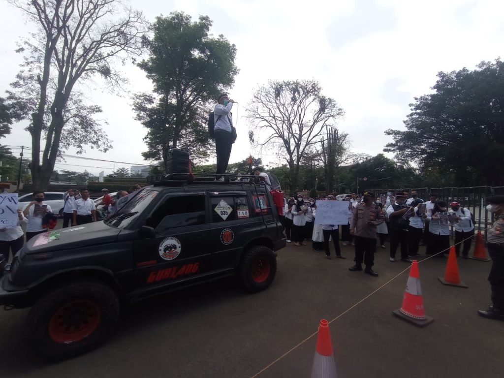Geruduk Gedung Sate, Forum Guru Lulus Passing Grade Minta Kejelasan Nasib ke Gubernur
