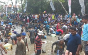 Rangkaian Hari Jadi Purwakarta, Satpol PP dan Warga Desa Margasari Ngubyag Balong