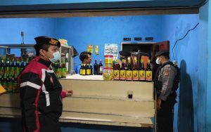 Tak Punya Izin Penjualan, Polres Purwakarta Sita Ratusan Botol Miras