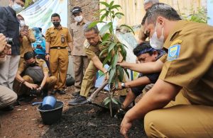 Pemkot Bandung Tanam 860 Pohon di Bantaran Sungai Cikapundung