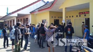 Gegara Status WhatsApp, Puluhan Warga Geruduk Kantor Desa Sukaresmi Sukabumi