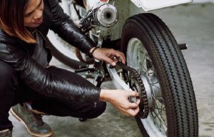 Mudah dan Praktis! Begini Cara Memotong Rantai Motor Sendiri di Rumah