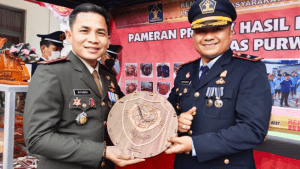 Dandim 0619 Puji Hasil Kerajinan Warga Binaan Lapas Purwakarta