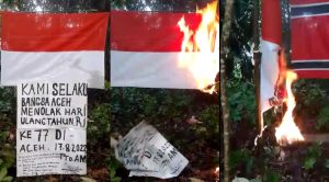 Viral !! Seorang Pria Membakar Bendera Merah Putih