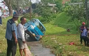 Diduga Ngantuk, Sebuah Angkot di Kemang Bogor Masuk Saluran Irigasi