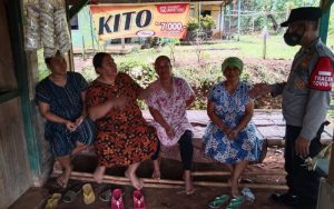 Bantu Pencegahan Covid-19, Polisi di Purwakarta Edukasi Emak-emak