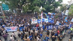 Ribuan Bobotoh Kepung Markas Persib Bandung, Rene Out Semakin Menggema