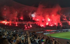 Kenapa Flare Dilarang di Pertandingan Sepakbola, Ini Alasannya