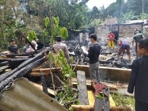 Sebuah rumah panggung di Purwakarta Ludes Terbakar, Ini Dugaan Penyebabnya
