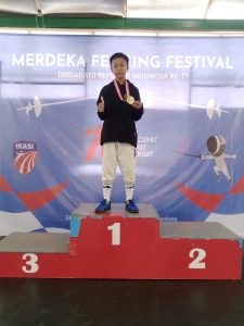 Baru Belajar, Zidan Atlet Anggar Purwakarta berhasil Raih Juara 1 di Bandung