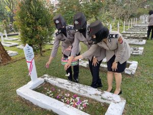 Jelang HUT ke 74 Polwan, Srikandi Polres Purwakarta Gelar Ziarah ke Makam Pahlawan