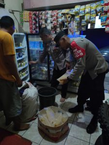 Puluhan Liter Tuak Diamankan Polsek Sukatani Purwakarta dari Warung-warung Pinggir Jalan