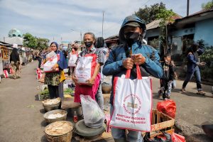 Kunjungi Bandung, Jokowi Serahkan Bantuan dan Tambahan Modal