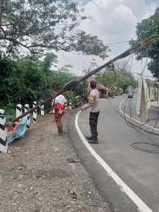 Polsek Purwakarta Dibantu Warga Evakuasi Tiang Telkom yang Nyaris Roboh di Jalan Raya Industri
