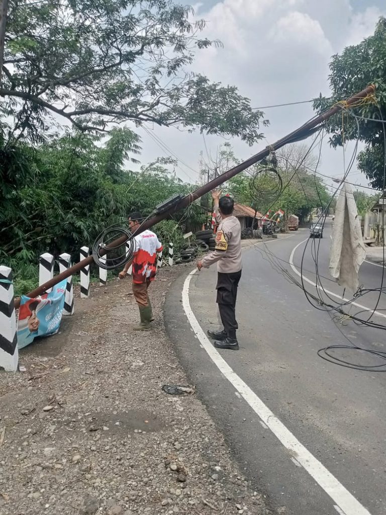 Polsek Purwakarta Dibantu Warga Evakuasi Tiang Telkom yang Nyaris Roboh di Jalan Raya Industri