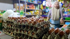 Tembus di Harga 31 Ribu, Pedagang Telur Mengeluh.