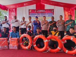 Dit Polairud Polda Jabar Berikan Alat Keselamatan Bagi masyarakat di Pesisir Jatiluhur