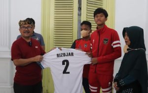 Bupati Imron Sambut Hangat Pahlawan Timnas Indonesia U-16 Rizdjar Nurviat