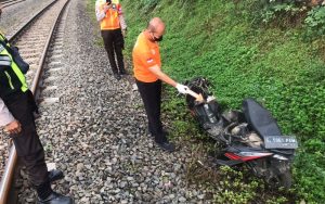 Pengendara Motor di Purwakarta Tersambar Kereta Api, Begini Kondisinya