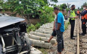 Kereta Api Tabrak Minibus di Asahan, Dua Orang Tewas
