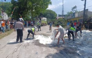 Polda Jabar Temukan Penyebab Truk Muatan Terigu Terguling di Cianjur