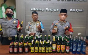Cegah Kriminalitas, Polsek Sukatani Purwakarta Sita Puluhan Botol Miras