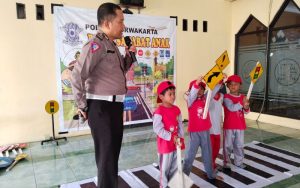 Melalui Polisi Sahabat Anak, Polres Purwakarta Tanamkan Disiplin Sejak Dini