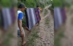 Potret Jalan Rusak di Cianjur: Warga Tandu Orang Sakit, Berakhir Tragis