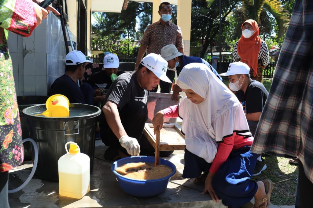 Pelatihan Keterampilan Daur Ulang Kertas dan Handicraft untuk Penyandang Disabilitas