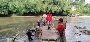 Pelajar Sempat Tercebur ke Sungai, Warga Cikadu Cianjur Bangun Jembatan Darurat