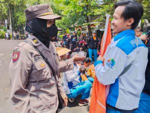 Begini Aksi Humanis Srikandi Polres Purwakarta Saat Kawal Aksi Demo Buruh