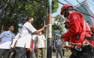 Sambut HJKB, Tiang Listrik di Cat dan Kabel Dikencangkan