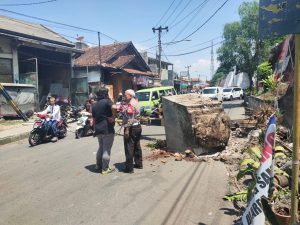 Truk Tabrak Pembatas Ketinggian di Plered Purwakarta