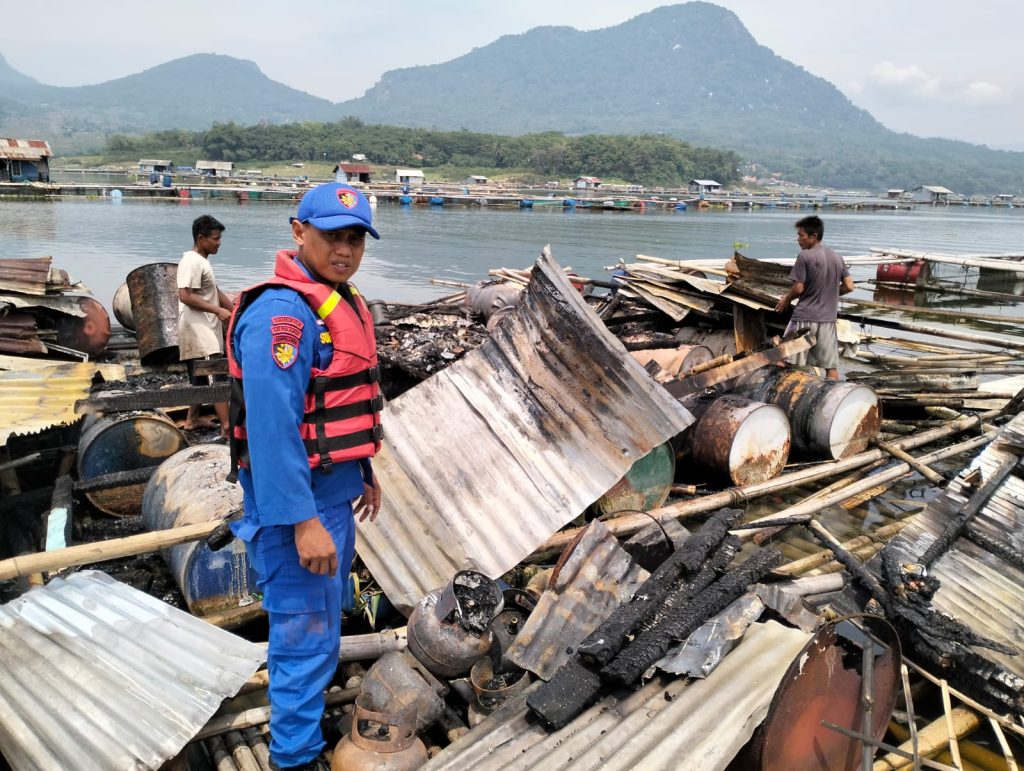 Gegara ini, Sebuah Warung di KJA Jatiluhur Ludes Terbakar