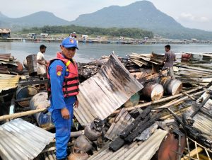 Gegara ini, Sebuah Warung di KJA Jatiluhur Ludes Terbakar