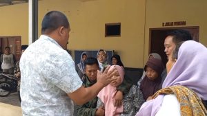 Emak-emak di Purwakarta Histeris Geruduk Mapolsek Plered, Ini Penyebabnya