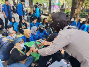 Aksi Humanis Polwan Purwakarta saat Aksi Demo Mahasiswa yang Tolak Kenaikan BBM