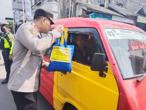 Terdampak Kenaikan BBM, Puluhan Supir Angkot dan Ojol Dapat Bantuan Sembako