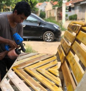 Pemuda Mekargalih Purwakarta, Limbah Palet Kayu Diubah Jadi Furniture Bernilai ekonomis
