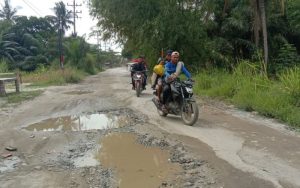Miris! Jalan di Batubara Rusak Parah, Pengendara Sering Jatuh