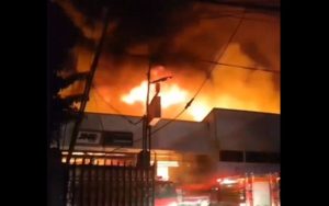 Gudang Ekspedisi di Depok Kebakaran, Viral di Media Sosial: Asap Hitam Membumbung Tinggi